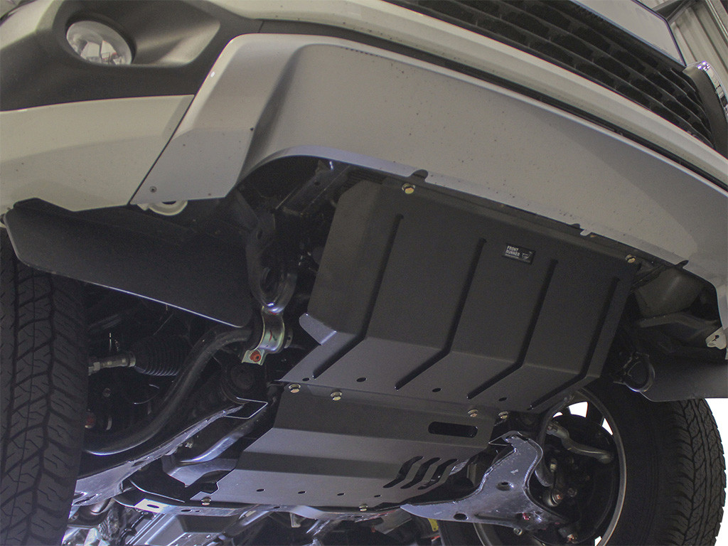 Mitsubishi Pajero Sport (QE-sarja) öljypohja- ja vaihteistosuoja - Front Runner 5