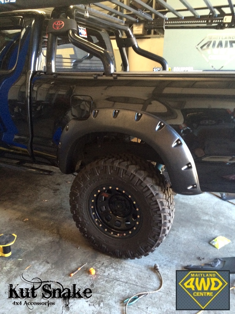 Lokasuojan levike, Toyota Hilux Vigo12-15 MONSTER 9