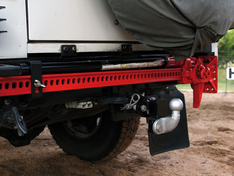 Land Rover Defender (1983-2016) takapuskurin kiinnike Hi-Lift -tukiin 1,2 m - Frontrunnerilta 2