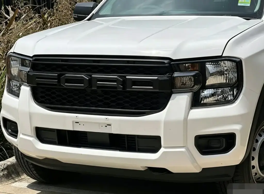 ”Raptor”-tyylinen etusäleikkö Ford Ranger -sarjan 4 XL-, XLS- ja XLT-malleihin, varustettu päiväajovaloilla