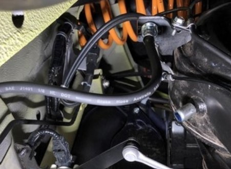 Ajovalojen säätimen kiinnike, Jimny